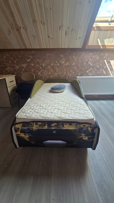Б /у Продам шикарную кроватку для мальчика  с матрасом и тумбой