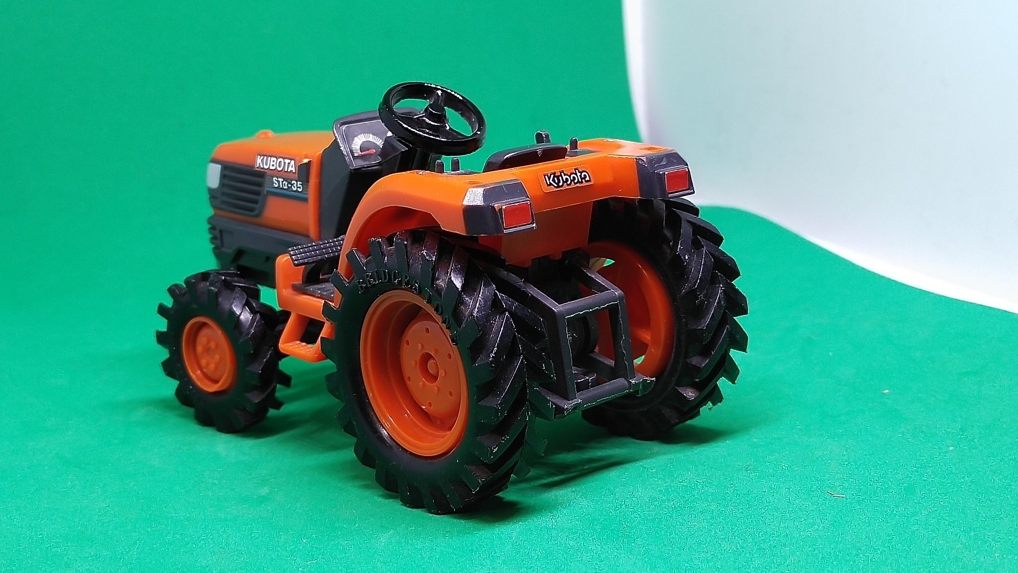 Traktor Kubota jak siku Britains universal hobbies 1:32