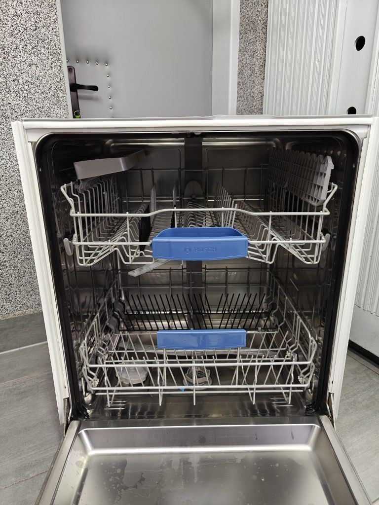 Zmywarka Bosch 60 z widocznym panelem do pełnej zabudowy