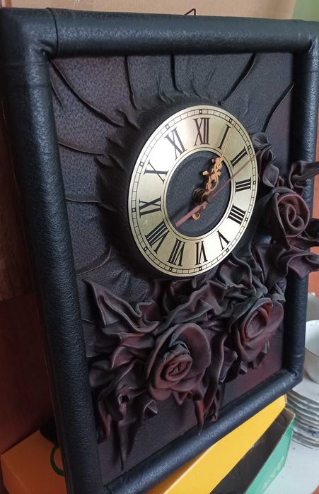 Skórzany zegar na ścianę