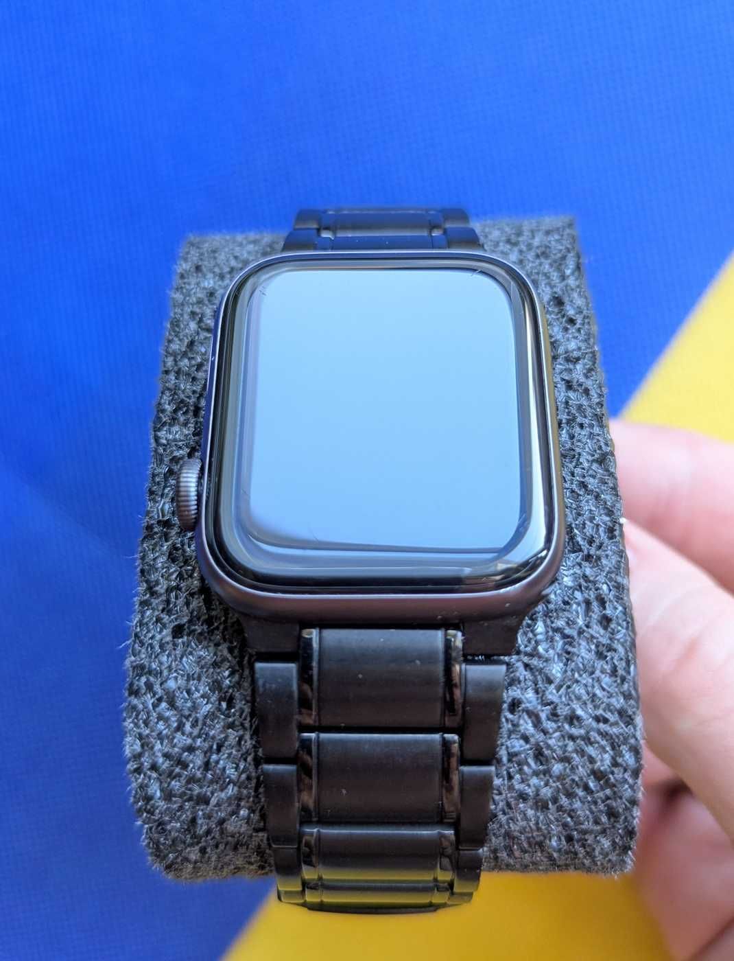 Гарний стан Apple Watch SE 44 mm Space Gray ремінець сталь