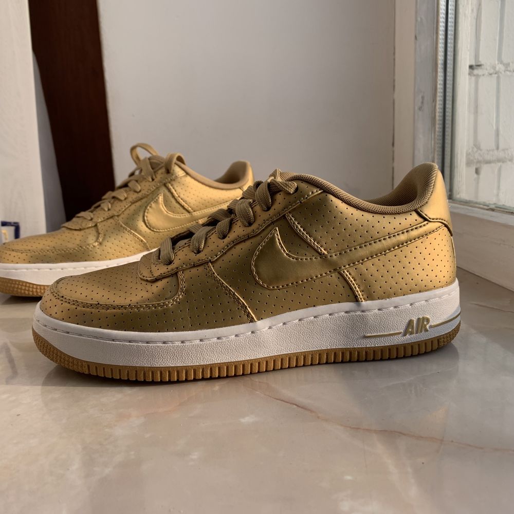 Женские кроссовки Nike Air Force 1 LV8 Low gold