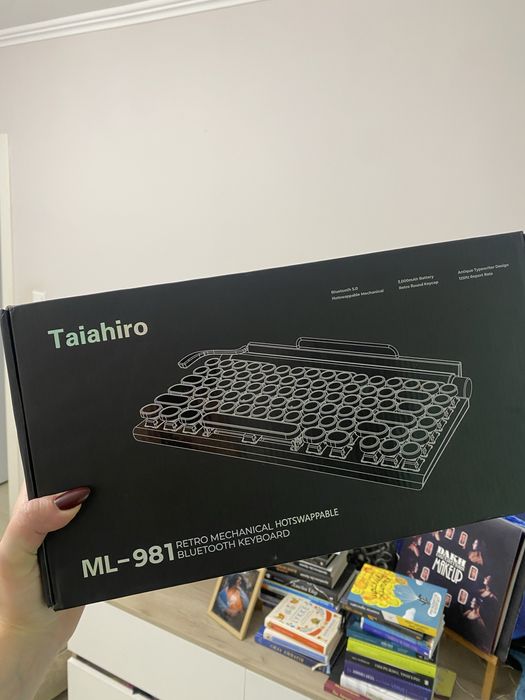 Механічна ретро клавіатура у вигляді друкарськоі машинки