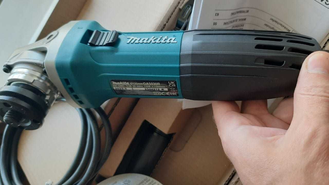 Небольшая удобная болгарка makita 125mm ga5030r с защитой