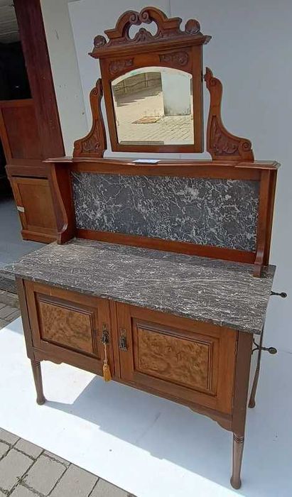 Antyczna toaletka z lustrem
Bardzo dobry