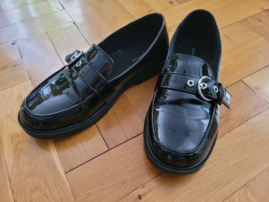 RAZ UBRANE Lakierowane loafersy Reserved 38 półbuty
