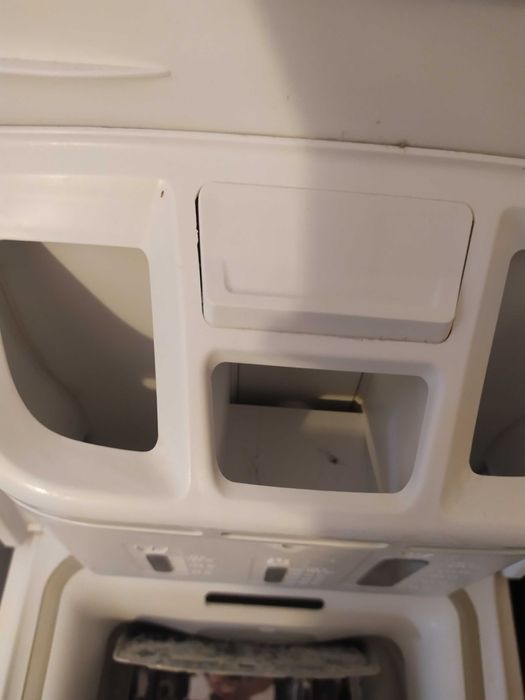 Стиральная машинка Indesit, с вертикальной загрузкой.