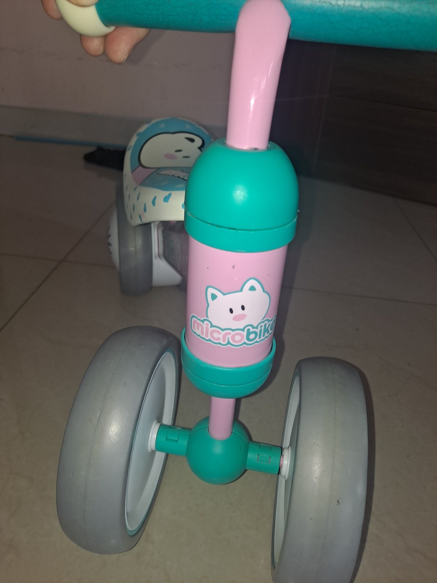 Rowerek biegowy mały microbike cat miały mally