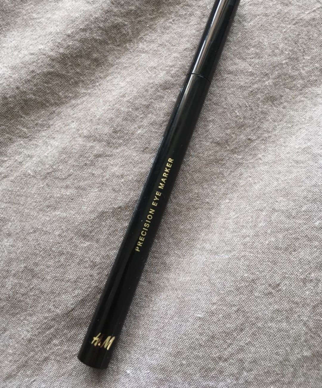 Czarny eyeliner H&M