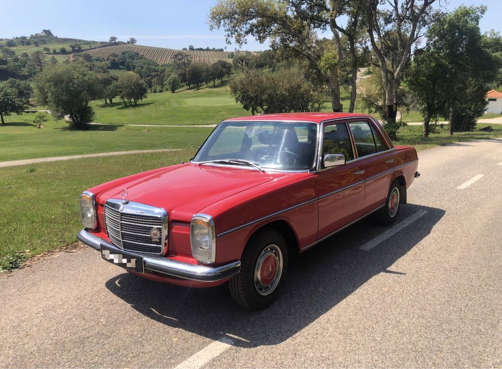 Dê um Toque Clássico ao Seu Casamento com um Mercedes Vermelho
