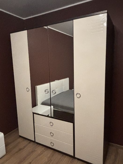 Łóżko  z szafkami nocnymi, szafa oraz komodą