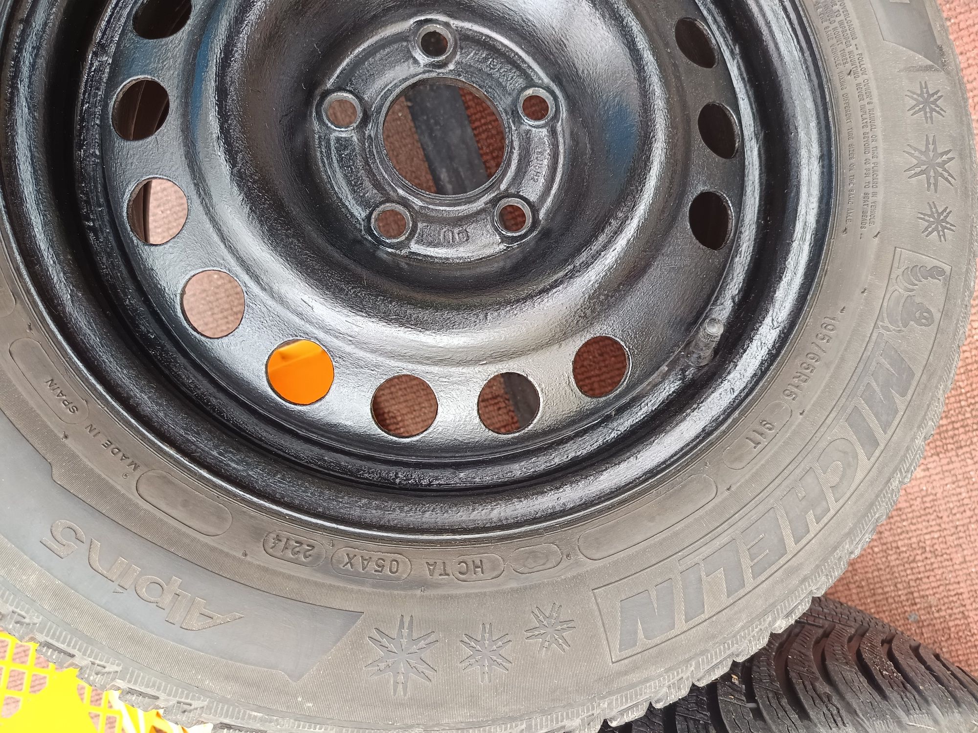 Opony zimowe 15 z felgami stalowymi dwie sztuki Michelin
