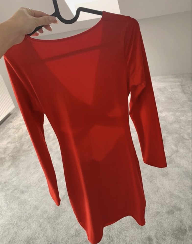Nowa, czerwona przepiękna sukienka z wycięciami rozmiar uniwersalny