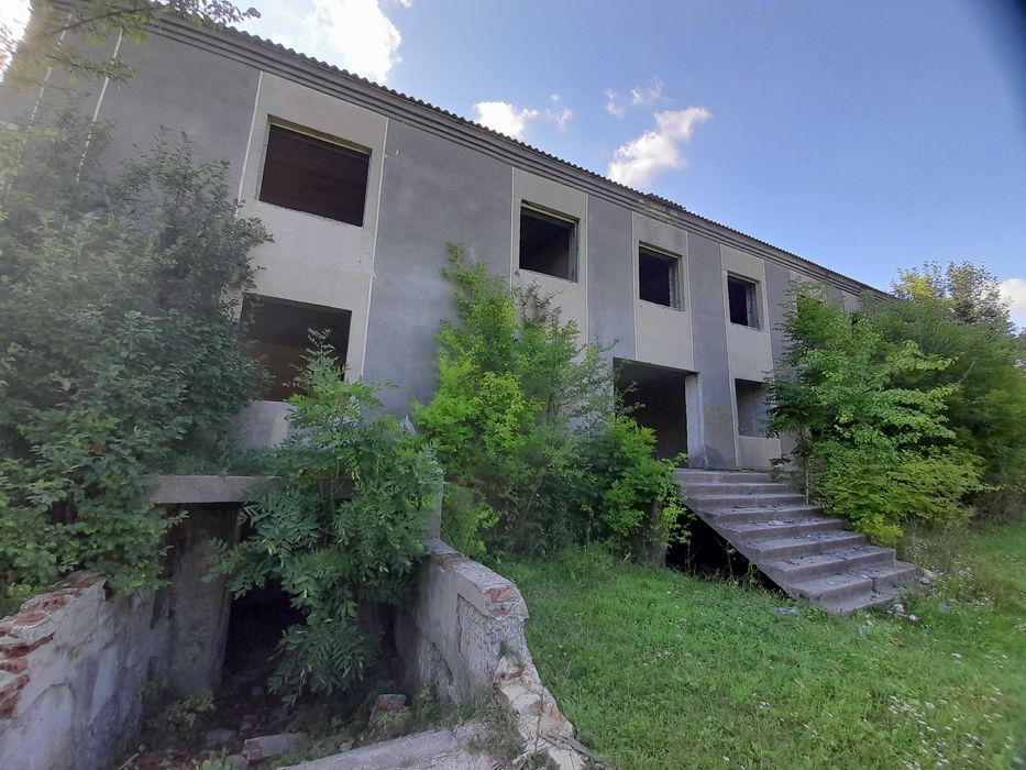 Двоповерхова нежитлова будівля з підвалом, площа 1072,7 кв.м.