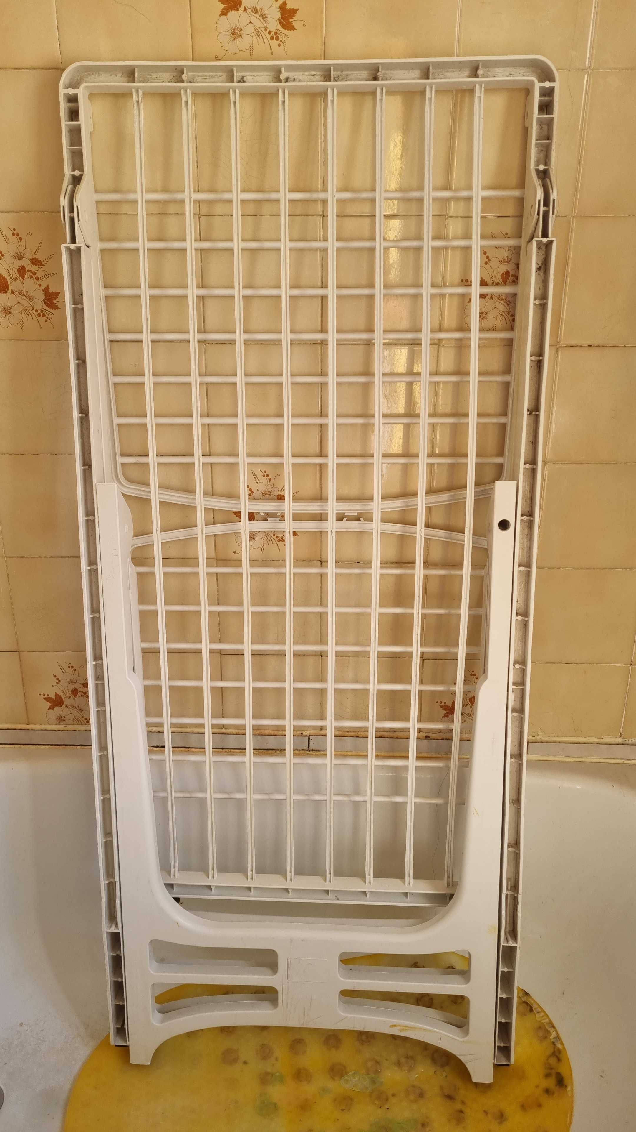 Estendal de plastico forte, usado