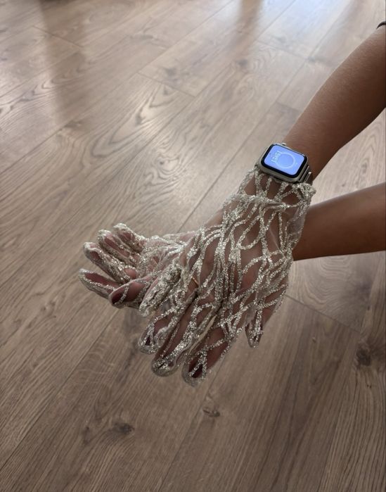 Блискучі весільні рукавички із мережива