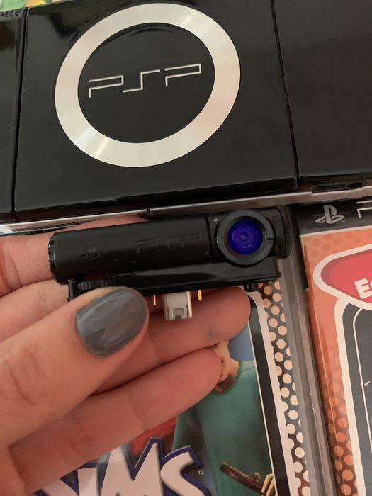 Psp em muito bom estado s/bateria + carregador + 6 jogos