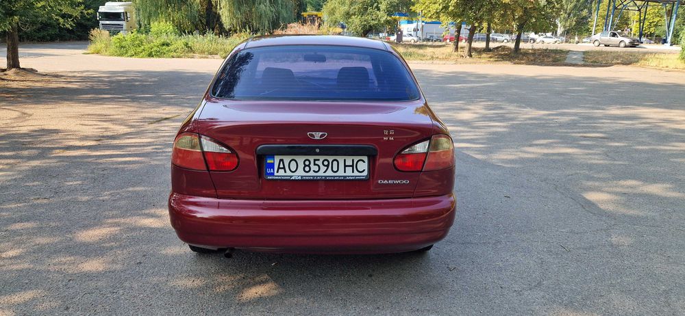 Деу Ланос 1.5 червоний