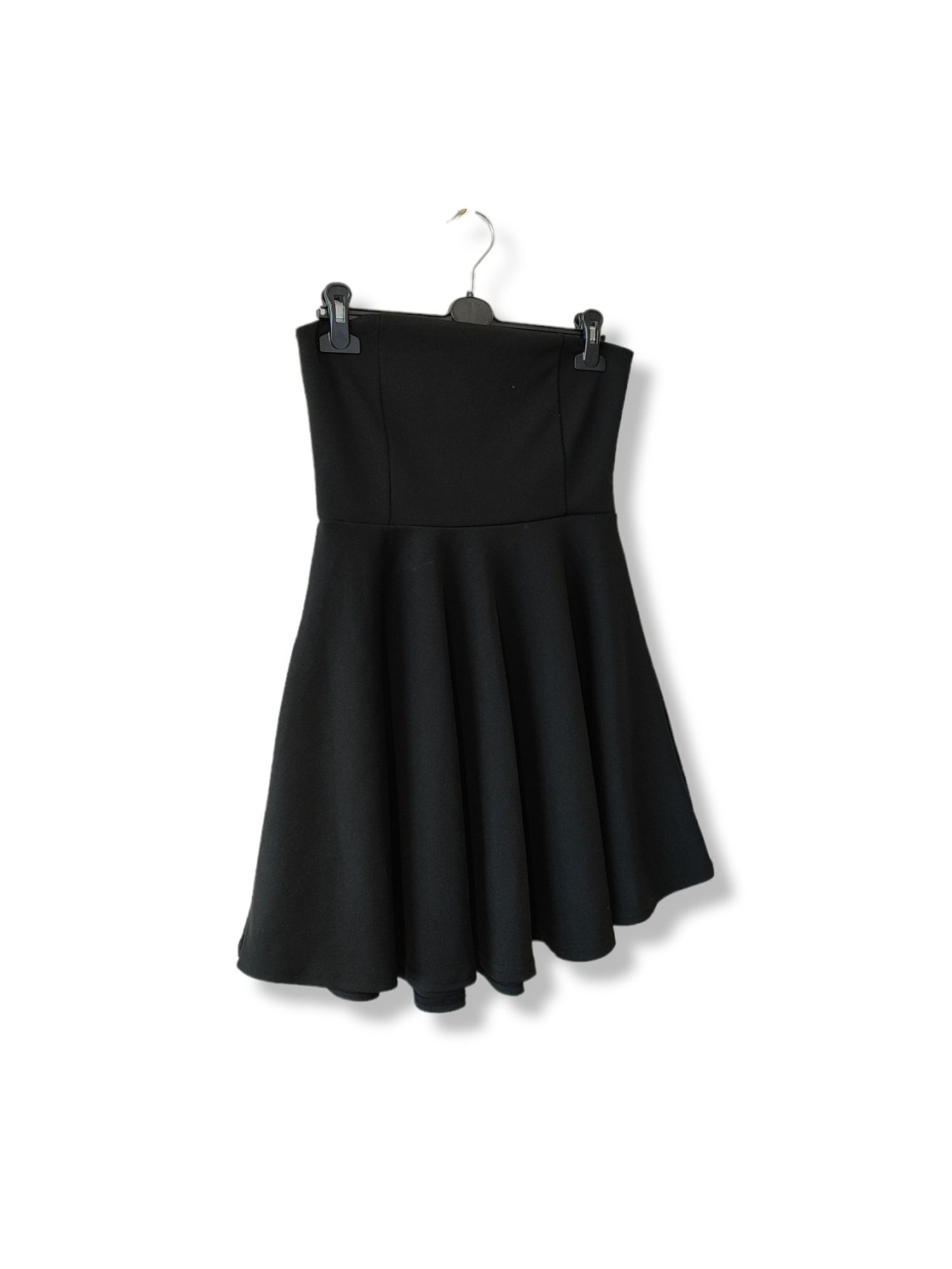 Czarna rozkloszowana gorsetowa sukienka na sylwestra studniówkę 2024