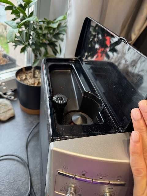 Ekspres Ciśnieniowy do kawy ze spieniaczem mleka DeLonghi ESAM3200