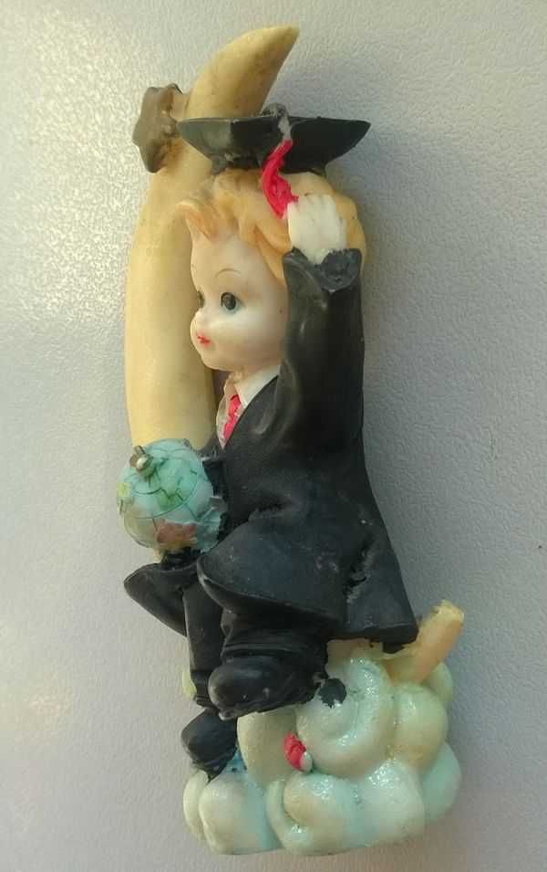 Figurka Chłopczyk student na księżycu z globusem w ręce 10cm