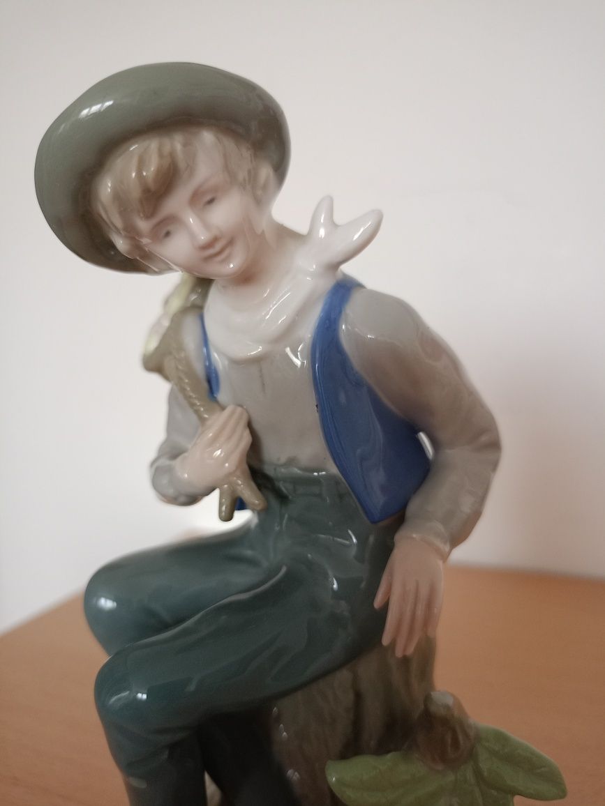 Stara, sygnowana,porcelanowa figurka.