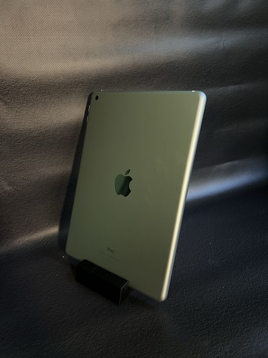 Ipad 9.7 128GB Silver в подарунок захисне скло