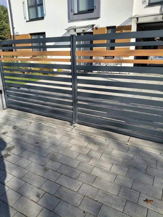 Brama wjazdowa w bardzo dobrym stanie