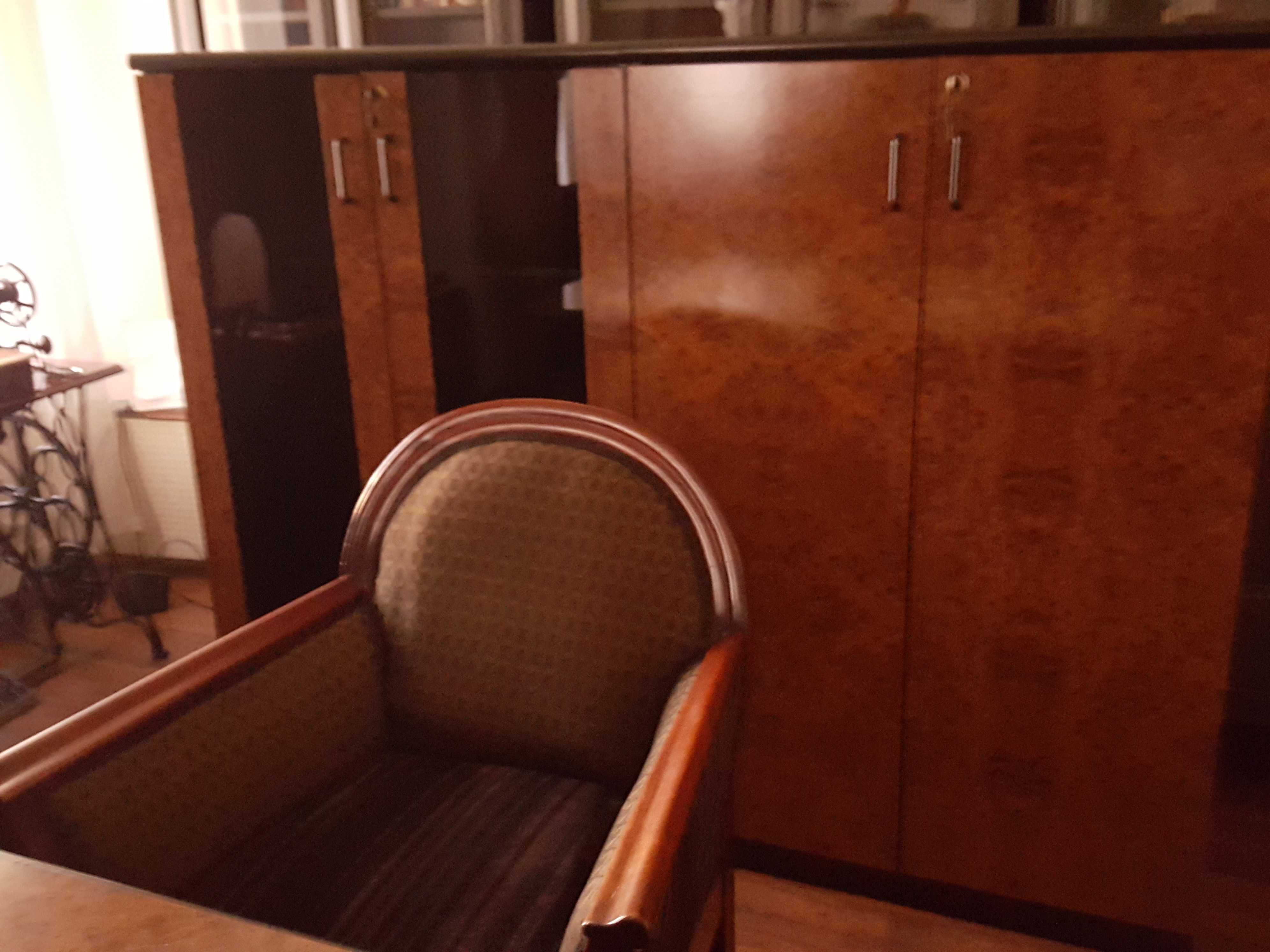 Eleganckie biurko z fotelem witryną i szafką.