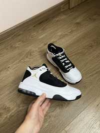 Продам БОМБЕЗНІ кросівки Nike Air Jordan Max Aura 2