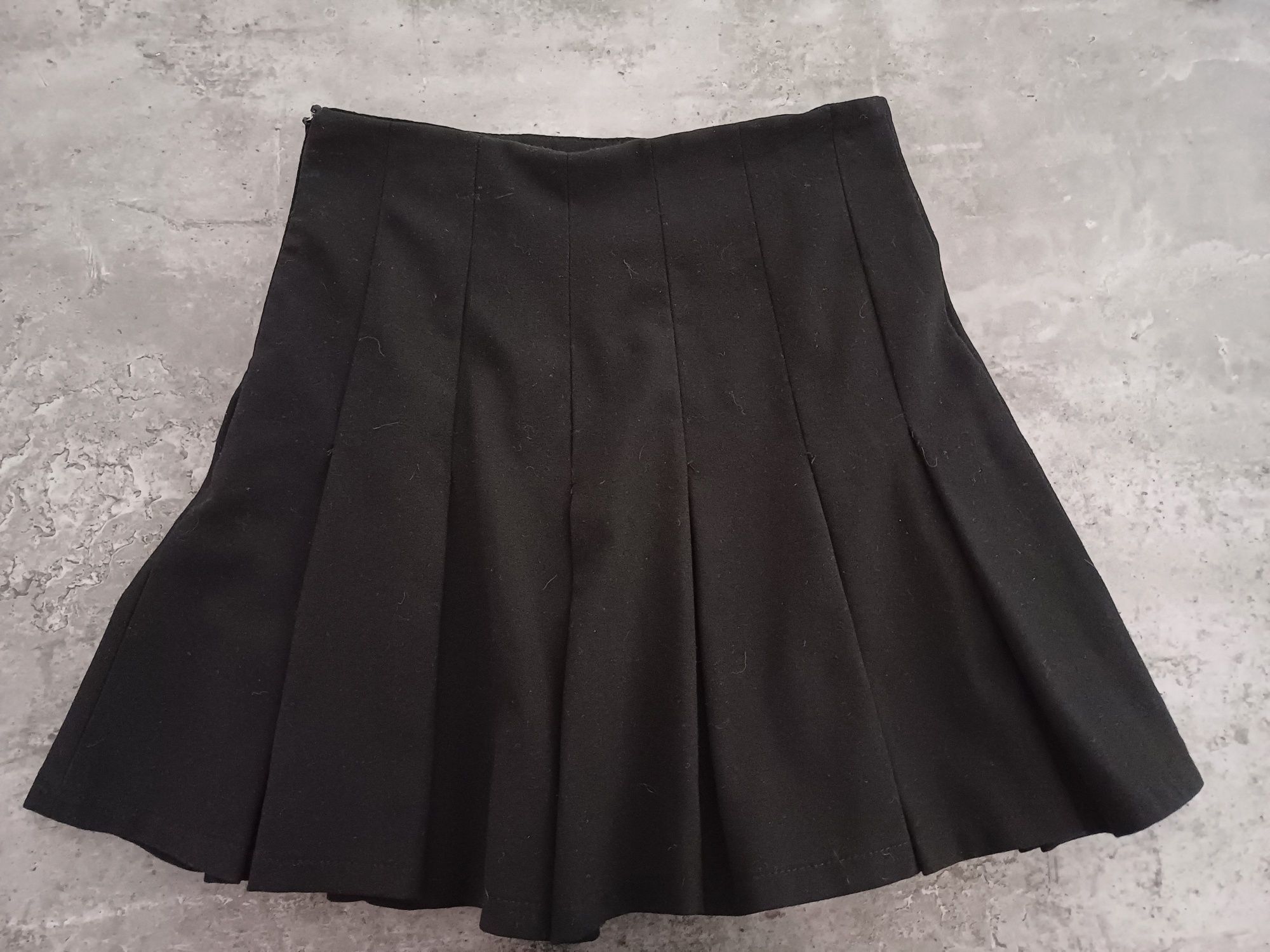 Saias estilo tenista com sapatilhas