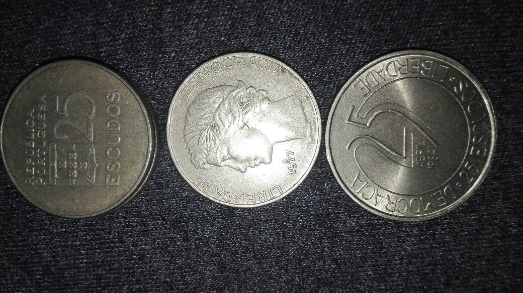Moedas 25 escudos, 1 escudo, 50 centavos