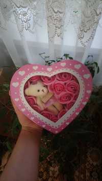 Подарунковий набір Троянди з мила у формі серця рожевий