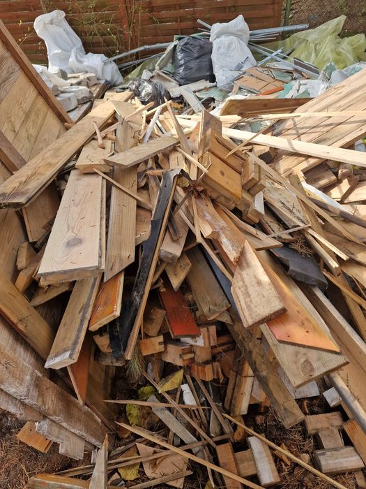 Drewno z rozbiórki pochodzące z remontu.