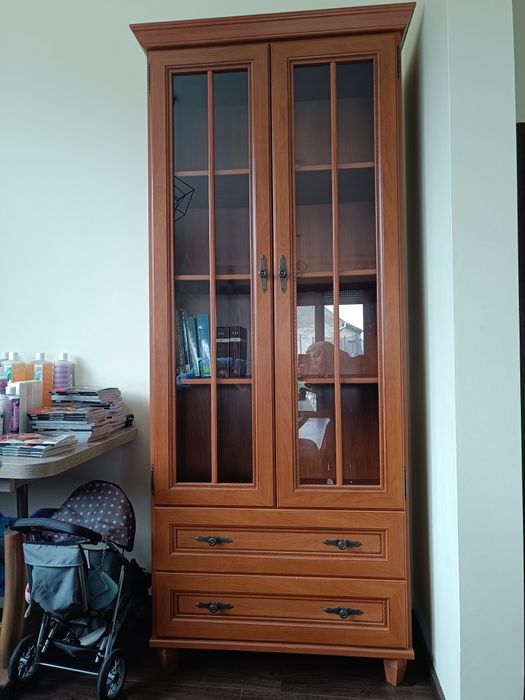 Witryna szklana z szufladami biblioteczka