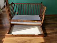 Łóżeczko drewniane brązowe z szufladą, materacem oraz pościelą