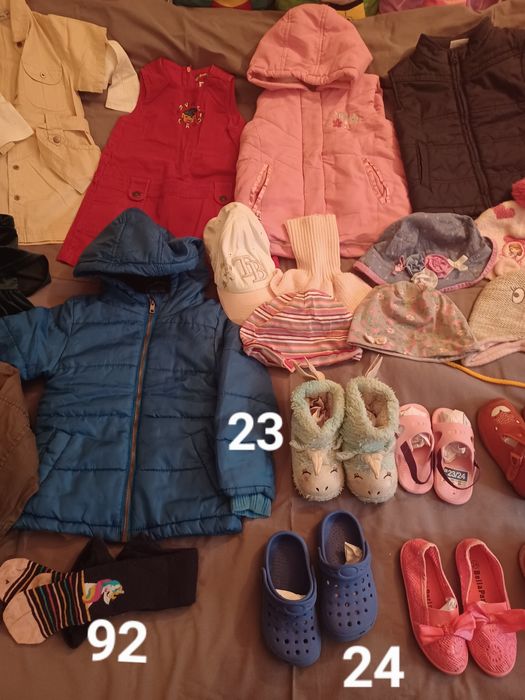 ZESTAW dziewczęcych ubranek  92 i 6 par butów
