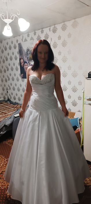Продам весільну сукню и туфлі розмір 34.