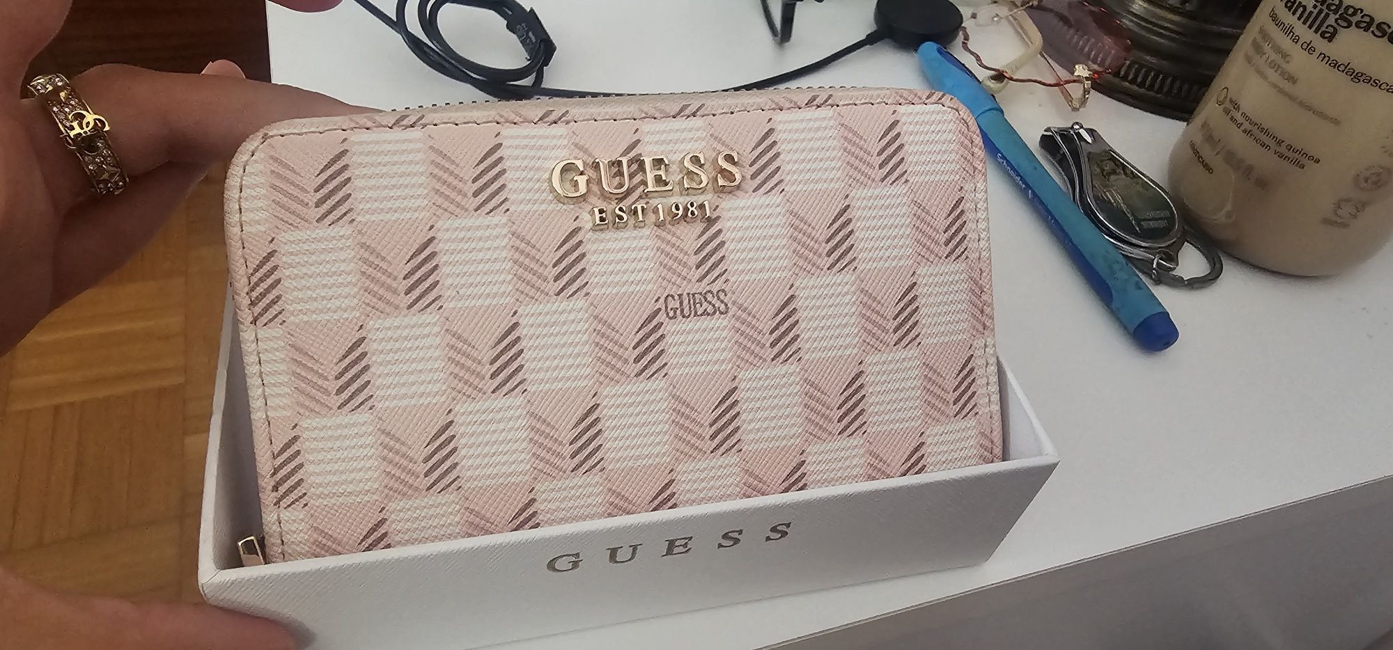 Carteira Guess rosa
