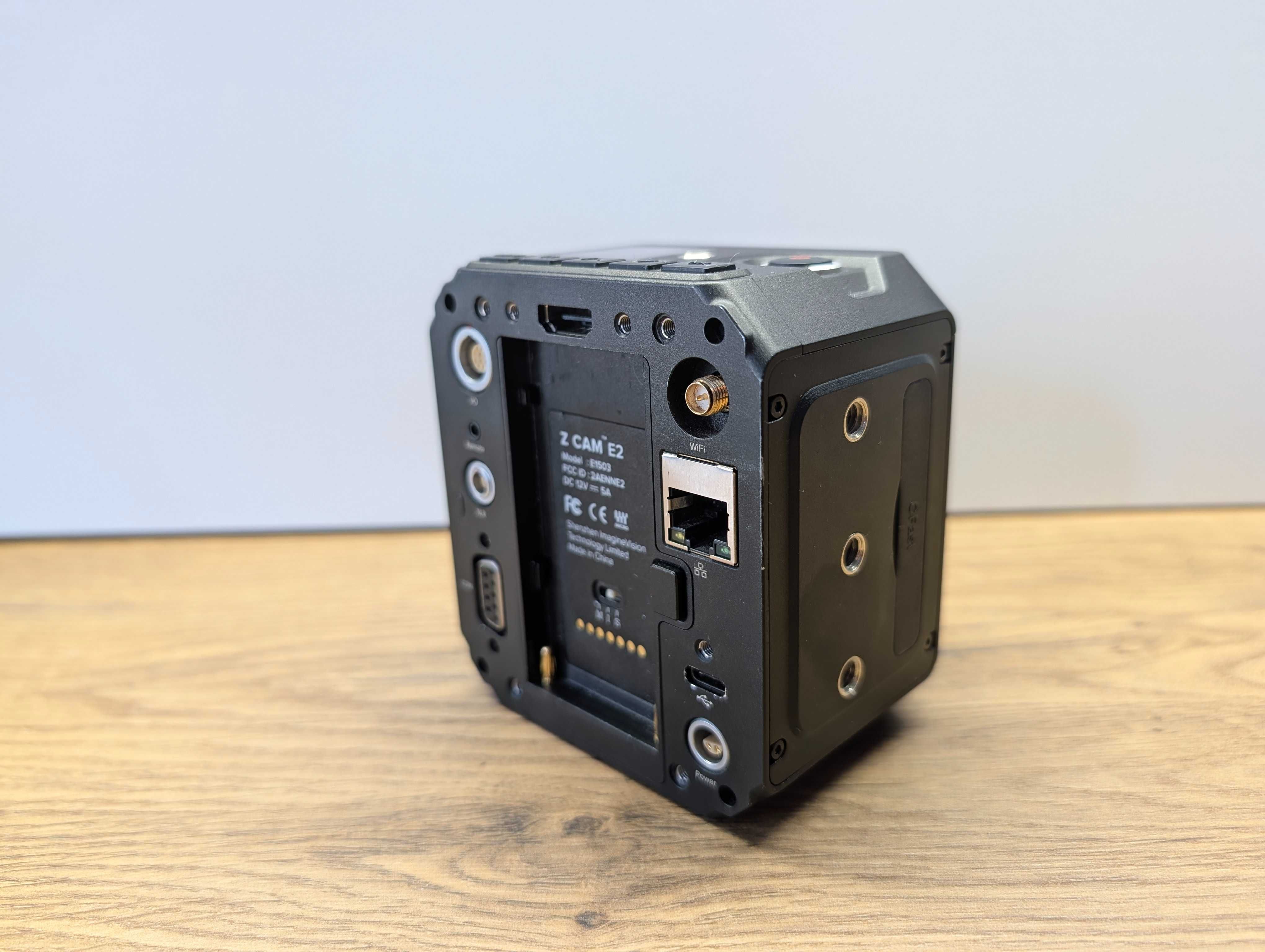 Kamera ZCAM E2 + klatka SmallRig + uchwyt NATO ze slotem na SSD T5