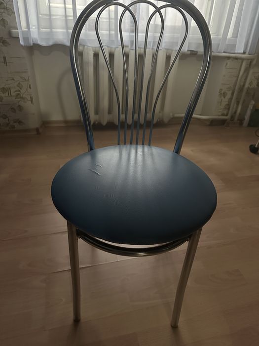 Продам стол стеклянный и 4 стула.