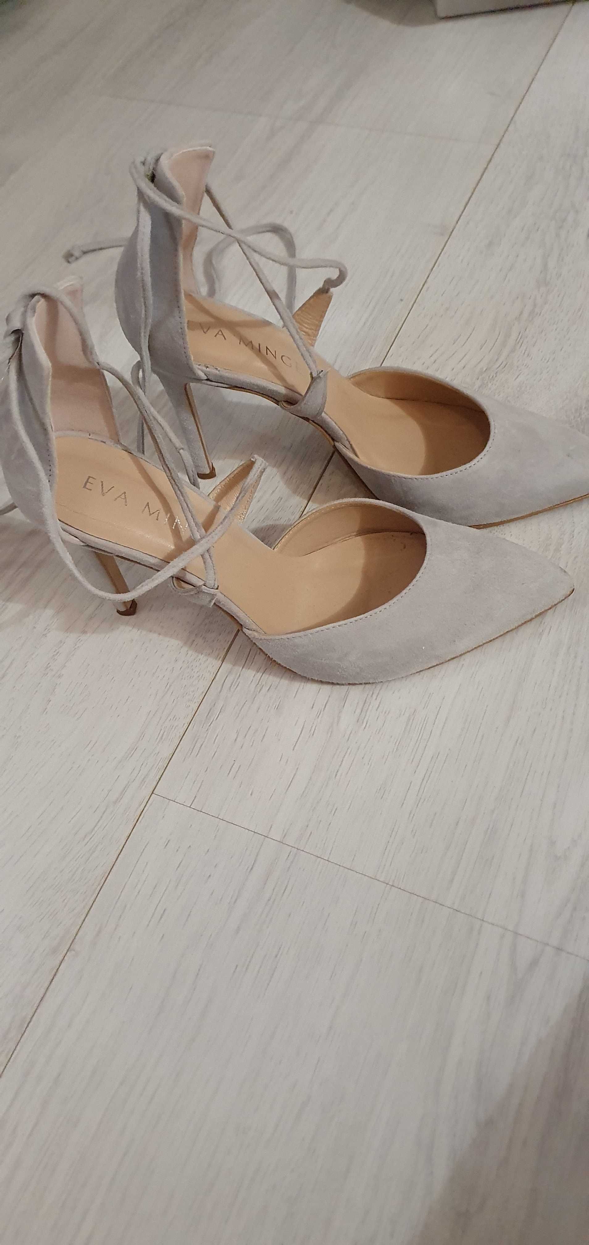 Buty damskie na obcasie Eva Minge. Rozmiar 38, ubrane jeden raz