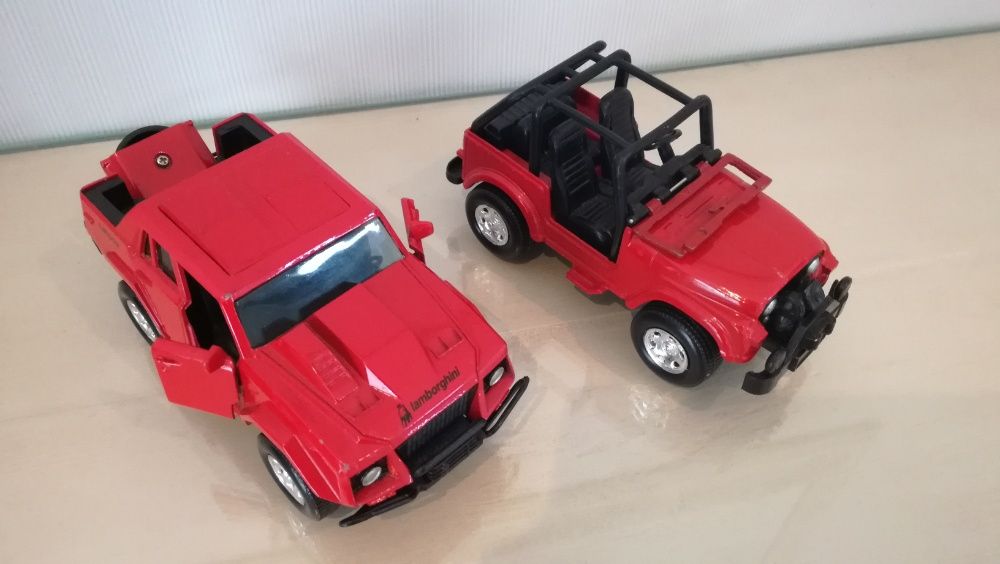 Modelos NewRay escala 1:32 Lamborghini LM-002 e Jeep CJ-7