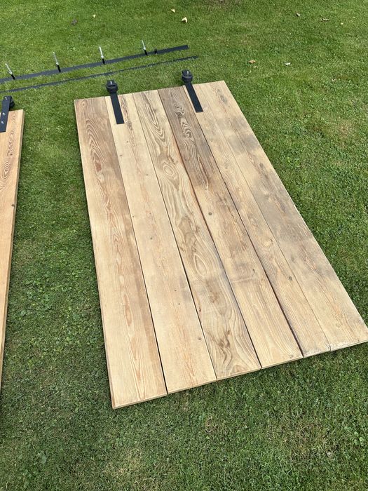 Drzwi przesuwne ze starych desek jodłowych, drewno szczotkowane