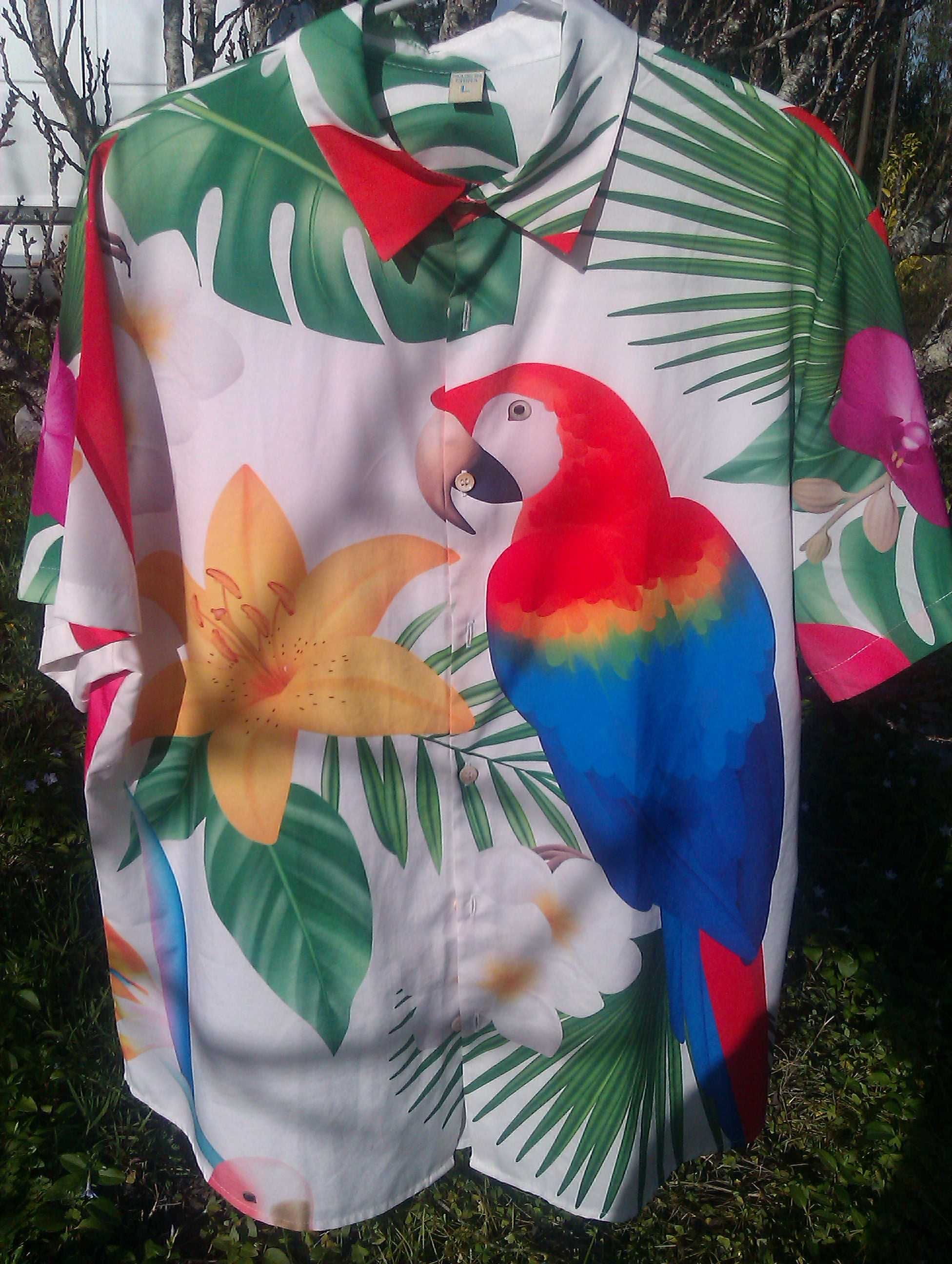 Camisa Havaiana com padrão papagaio.