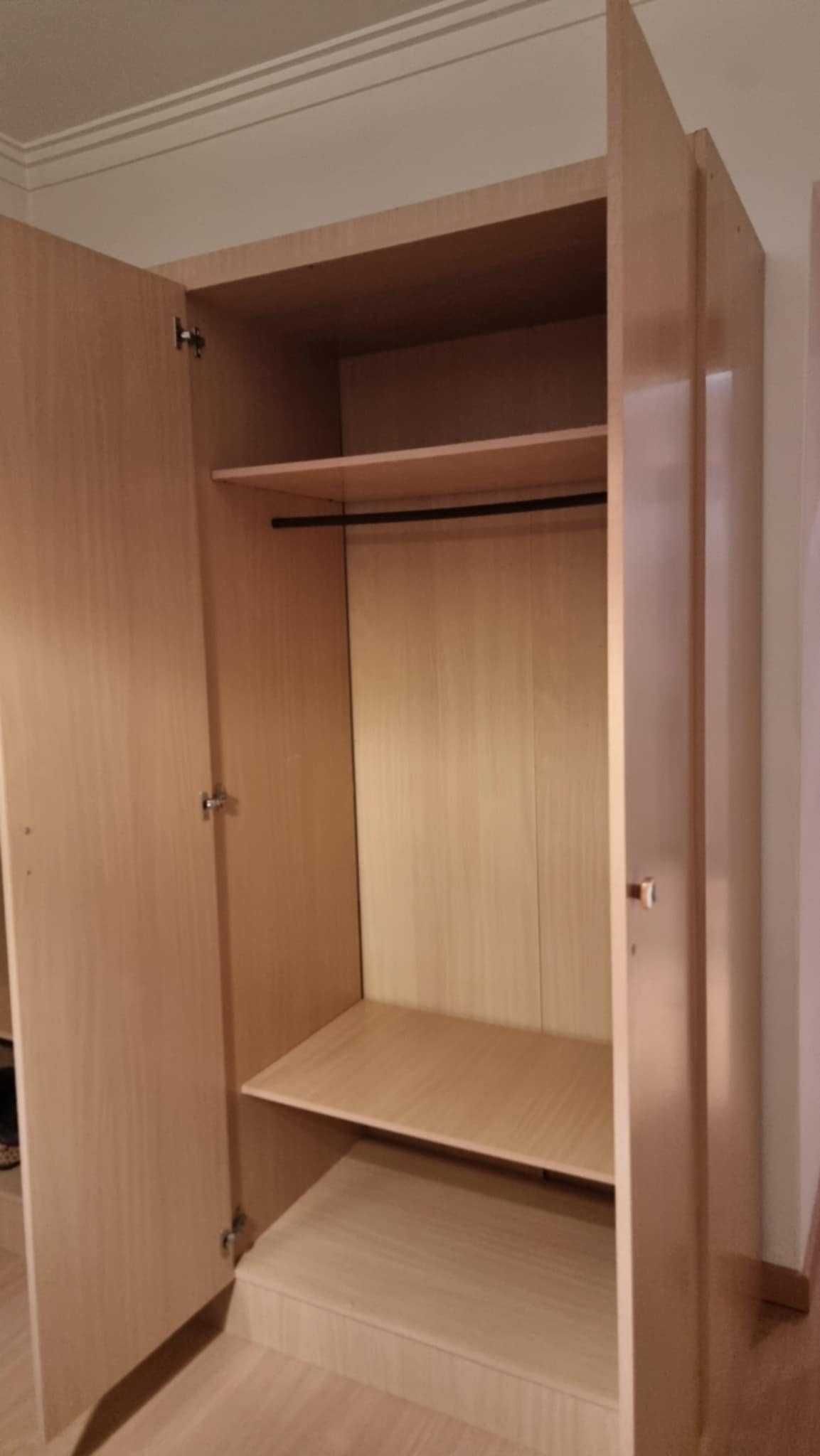 Roupeiro de melamina com portas de abrir