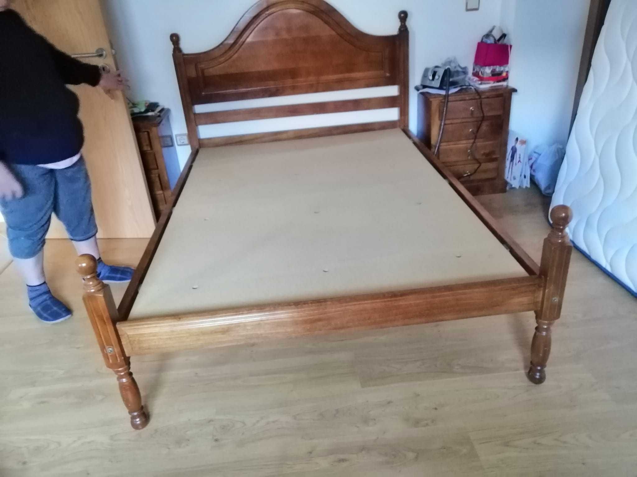 Cama em castanho com duas mesas de cabeceira