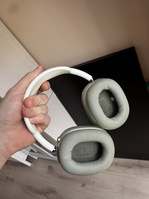 Air Pods Max / Apple