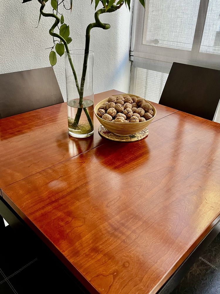 Mesa de jantar extensível com 4 cadeiras.