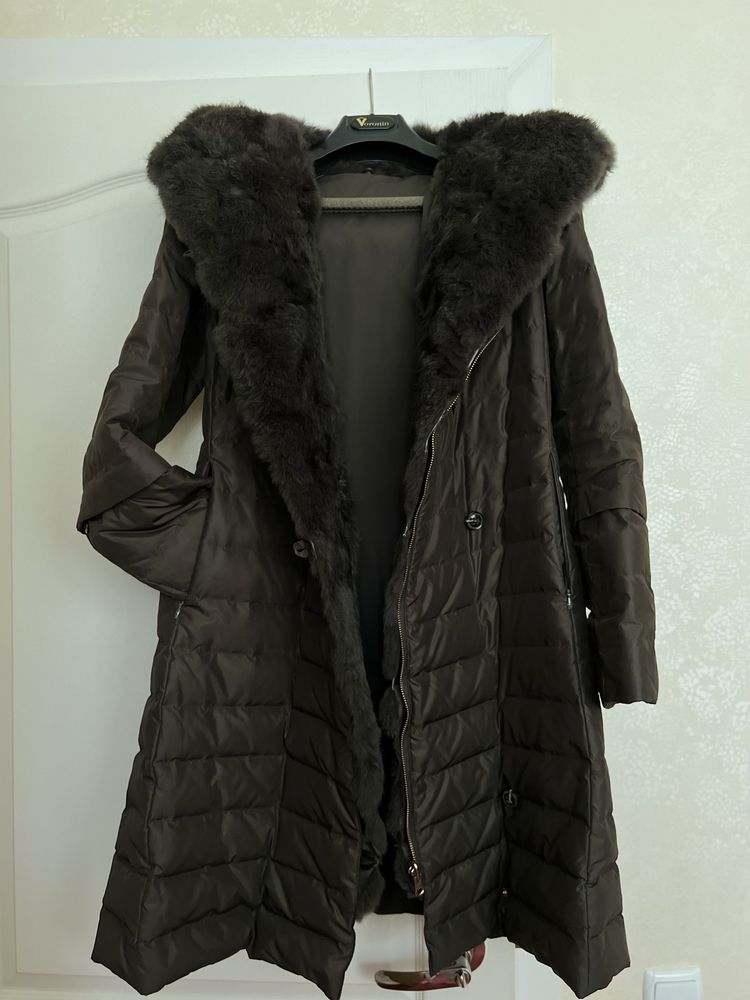 Зимове пальто жіноче зі зʼємним хутряним капюшоном